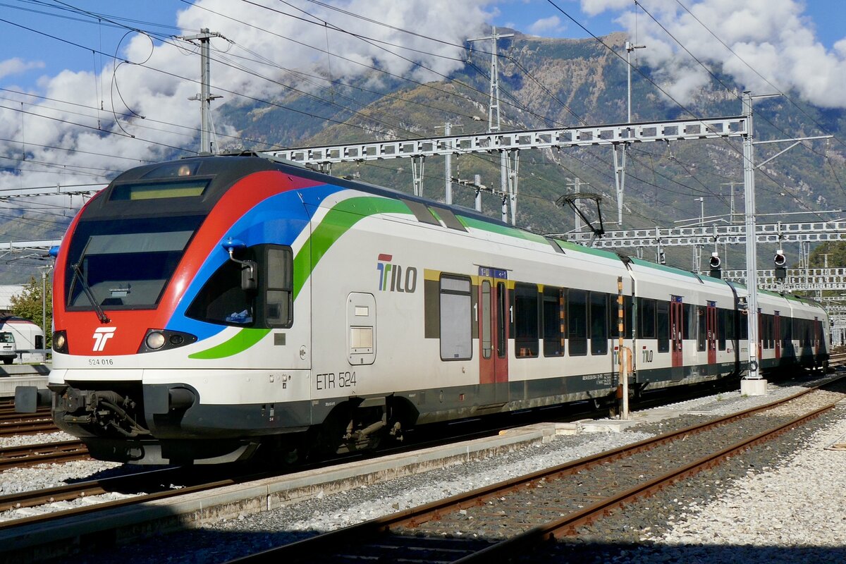 Tilo Flirt RABe 524 016 am 22.10.22 vor dem Tilo Werk in Bellinzona.