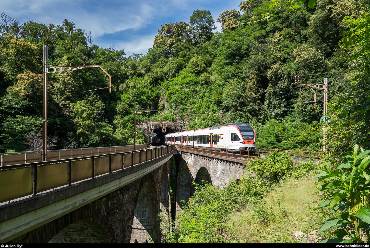 TILO FLIRT RABe 524 101 als S10 Bellinzona - Chiasso am 19. Juni 2020 auf dem Piantorino-Viadukt an der Ceneri-Nordrampe.