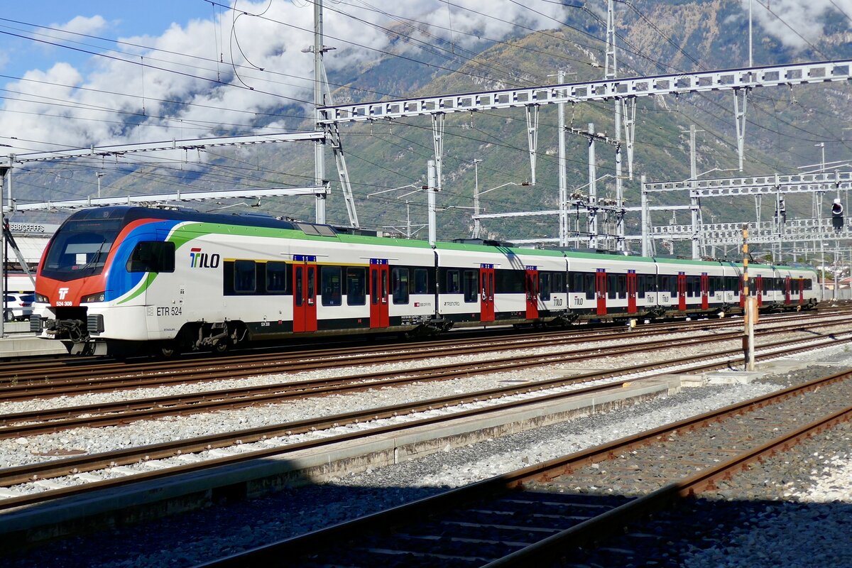 Tilo Flirt TSI RABe 524 308 am 22.10.22 kurz vor der Einfahrt in Bellinzona.