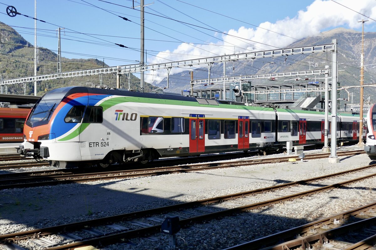 Tilo Flirt TSI RABe 524 304 am 22.10.22 beim Bahnhof Bellinzona.