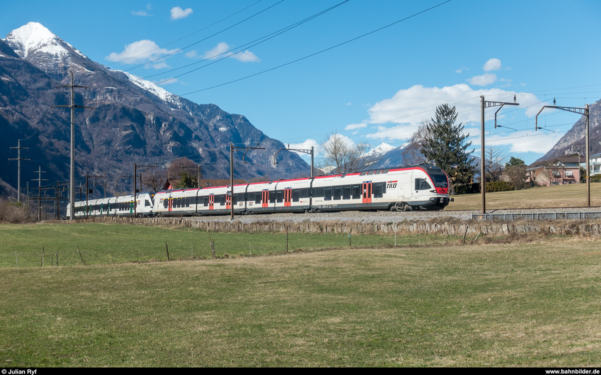 TILO RABe 524 015 und ein weiterer FLIRT von Trenord als S20 Biasca - Locarno am 14. März 2018 unterwegs bei Claro.