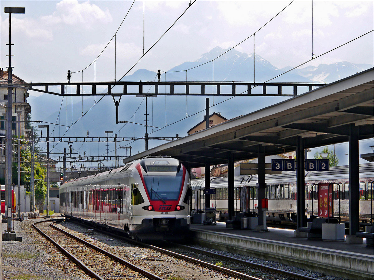 Tilo RABe 524 107 (Flirt) als S20 25642 nach Castione-Arbedo bei Ausfahrt aus Locarno, 10.06.2014
