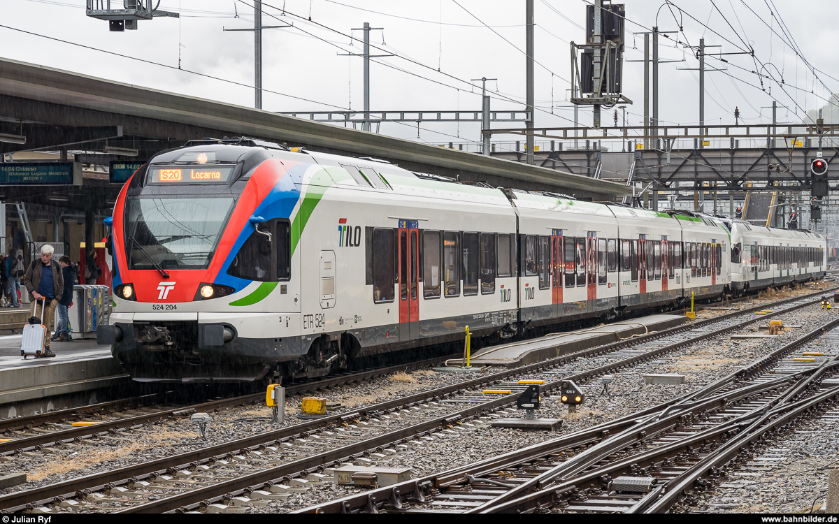 TILO RABe 524 204 am 19. Oktober 2019 als S20 Biasca - Locarno im Bahnhof Bellinzona. Er trägt als erster der Flotte das neue Farbschema von TILO.