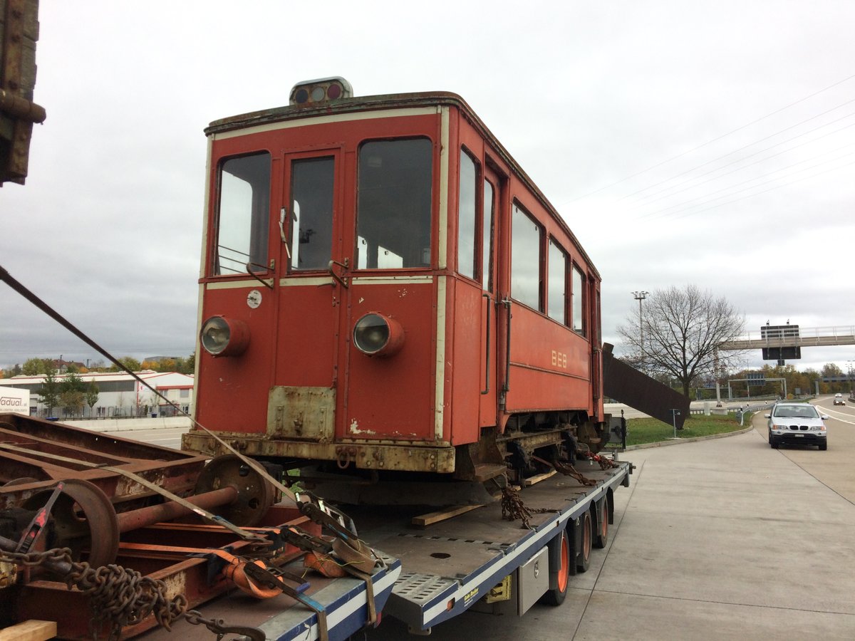 Time to say Good-bye: Am Wochenende des 28./29.10.2017 stehen die Motorwagen der ehemaligen Birseckbahn (heute BLT) Ce 2/4 Nr. 13 (Baujahr 1916) und X 112 (ex Ce 2/2 Nr. 5)(Baujahr 1905) am Zoll Weil-Autobahn zur Abreise (vermutlich nach Tschechien) bereit. Der Freiluftaufenthalt in Kerzers und Kallnach haben ihnen schwer zugesetzt.