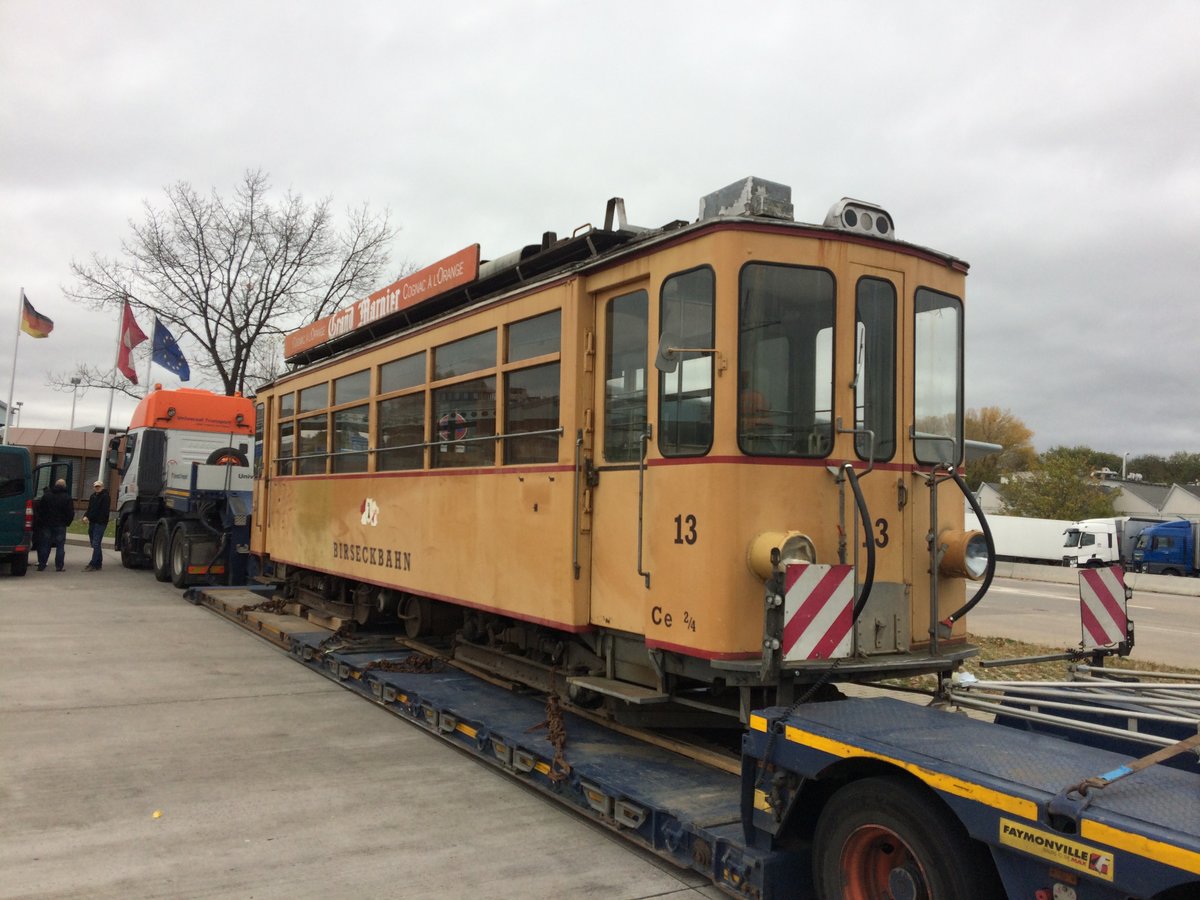 Time to say Good-bye: Am Wochenende des 28./29.10.2017 stehen die Motorwagen der ehemaligen Birseckbahn (heute BLT) Ce 2/4 Nr. 13 (Baujahr 1916) und X 112 (ex Ce 2/2 Nr. 5)(Baujahr 1905) am Zoll Weil-Autobahn zur Abreise (vermutlich nach Tschechien) bereit. Der Freiluftaufenthalt in Kerzers und Kallnach haben ihnen schwer zugesetzt.