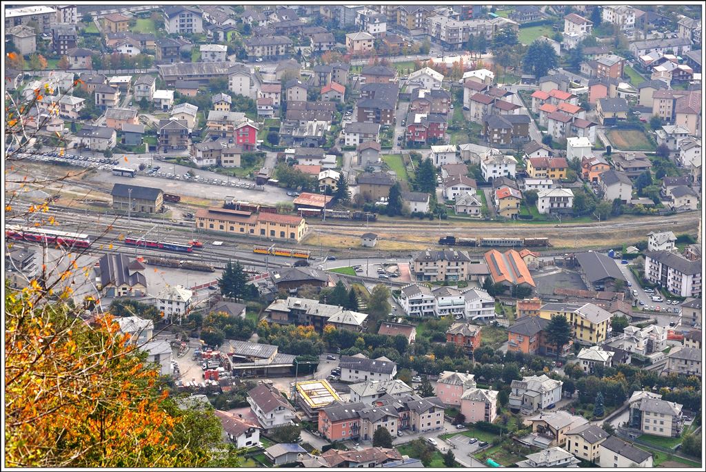 Tirano mit RhB und FS Bahnhof aufgenommen vom Schmugglerpfad bei Roncaiola.