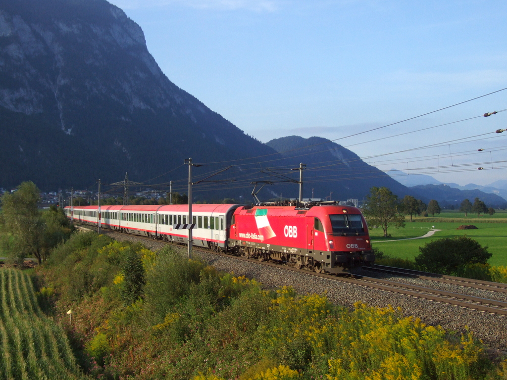 Tiroler Theaterkulisse: 1216 014 am EC 189 Mnchen - Innsbruck zwischen Langkampfen und Kirchbichl. [22.08.13, 18:42]