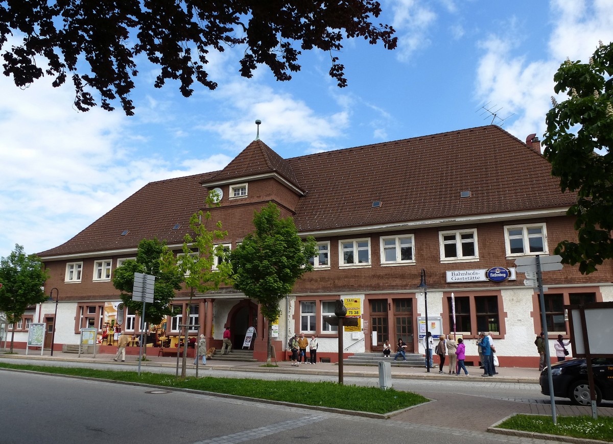 Titisee/Schwarzwald, das Bahnhofsgebude von der Straenseite, hier zweigt die 3-Seen-Bahn von der Hllentalbahn ab, Juni 2014