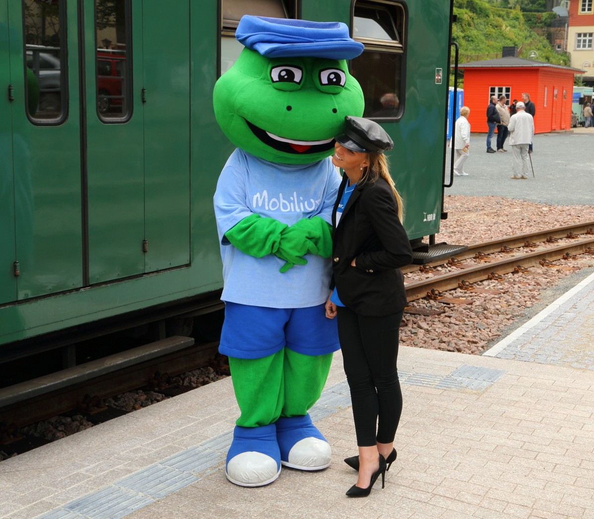 Tja, Bahnmaskottchen müßte man sein! ;-) Kleiner Schnappschuß im Rahmen der Eröffnungsveranstaltung zur Wiederinbetriebnahme des Weißeritztalbahn-Abschnittes Dippoldiswalde - Kipsdorf, aufgenommen am 17.06.2017 im Kipsdorfer Bahnhof.