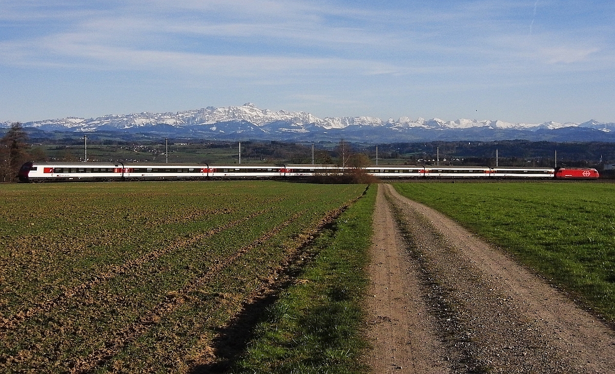 Tja, jetzt hat mich Olli doch noch berredet, mein Sntisbild hochzuladen, das bei einem zuflligen Treffen im Thurgau entstand. Damit stellt sich ein Amateur-Hobbyfotograf mit Kompaktkamera dem direkten Vergleich mit einem Hobbyfotografen und seiner DSLR. Nun aber genug der einleitenden Worte. Vor der imposanten Kulisse des Alpsteinmassivs mit seinem 2502 m hohen Sntis fhrt IR 2138 von Konstanz nach Biel den Seercken hinunter ins Thurtal (Berg (TG), 14.04.2013).