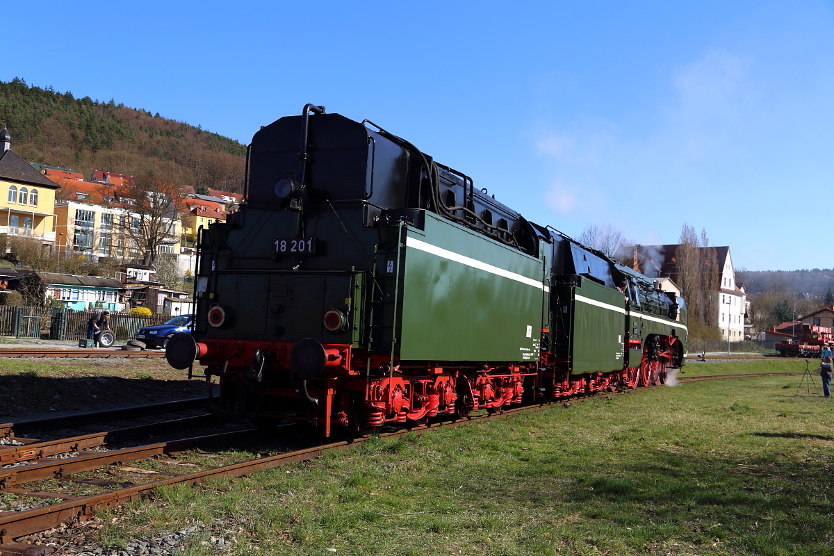Tja Meister, der Versuch ist zwar nett gemeint, aber dieses Rad dürfte bei 18 201 wohl nicht ganz passen! ;-)
(18 201 am 29.03.2014 auf dem Anschlußgleis zwischen Dampflokwerk Meiningen und Bahnhof)