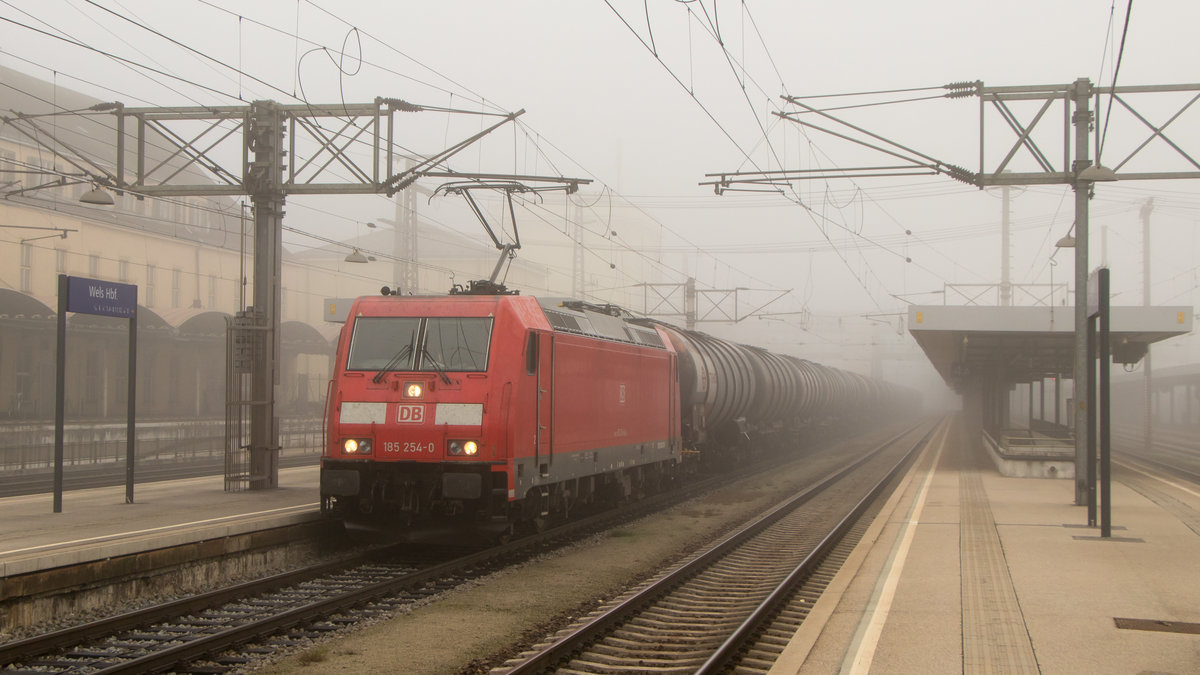 Tjaja, Frühnebel in Wels Hbf! Am 10. Oktober 2018 war mit 185 254-0 Besuch aus Deutschland da. 