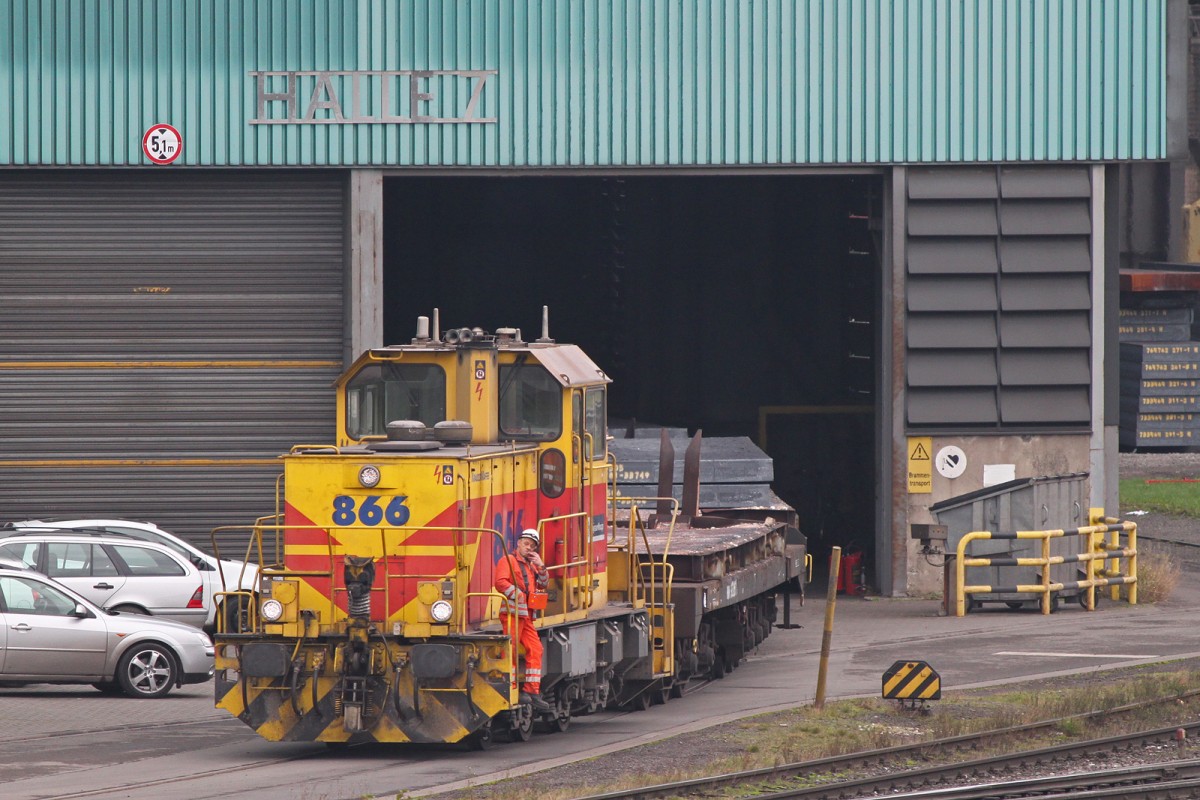 TKSE 866 zog am 26.10.14 einen Brammenzug aus Halle 7 bei HKM.