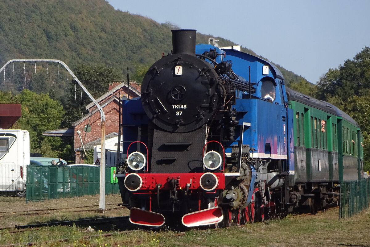 TKt 48-87 der CFV3V steht am 21 September 2019 in Treignes mit eine der Stundlich verkehrende Dampfpendelzüge während das Weekend a Vapeur. Das Bild wurde vom Museumsgelände gemacht.