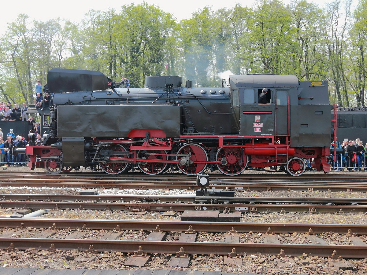 Tkt48-191 aus Chabówka auf der Strecke bei der Dampflokparade in Wolsztyn am 30. April 2016.