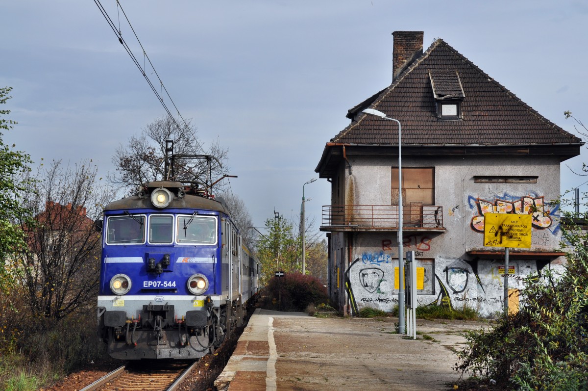 TLK 14102 gezogen von der EP07 544 nach  Rybnik  bei der durchfahrt durch den Haltepunkt  Katowice Piotrowice  (27.10.2013)