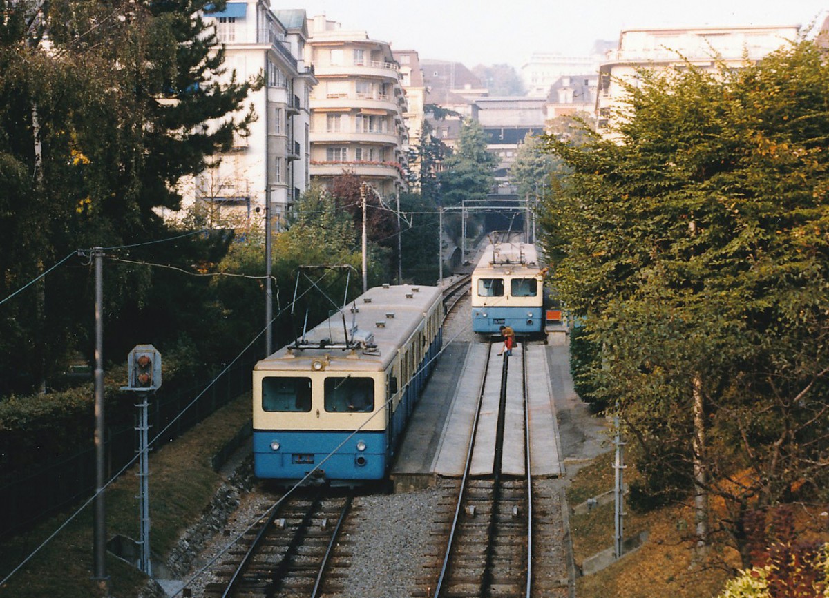 TL/LO/LG: Die LO  FICELLE  hat ihren Betrieb am 16. März 1877 aufgenommen. Zum späteren Zeitpunkt vom 5. Dezember 1879 folgte die LG  METRO . Während die LO zwischen der Station Flon (in der der Nähe des Place St-François) bis nach Ouchy verkehrte, pendelte auf einer separaten Linie parallel neben der LO zwischen Flon und Lausanne Bahnhof SBB die METRO mit den beiden Beh 2/2 101-102 hin und her. Die letzten Züge beider Strecken verkehrten am 22. Januar 2006. Mit einem GROSSAUFMARSCH von der Bevölkerung der Stadt Lausanne wurden die beliebten Zahnradbahnen während einem ganzen Tag verabschiedet. Nach der letzten Zugfahrt nach Ouchy, marschierten alle Festbesucher auf den Geleisen zum Bahnhof SBB bzw. zur Station Flon zurück. Am Montag den 23. Januar 2006 wurden auch bereits die ersten Fahrzeuge auf der Strasse abtransportiert. Infolge einem Projekt zur Weiterverwendung, wurden sämtliche Fahrzeuge in Châtillens abgestellt. Die drei Lokomotiven wurden noch mehrere Wochen für den Abbau der Geleise und des Schotters eingesetzt.

Zwei LO-Pendelzüge mit He 2/2 der Serie Nr. 121-123 kreuzten sich im November 1985 in der Haltestelle Montriod.
Foto: Walter Ruetsch 