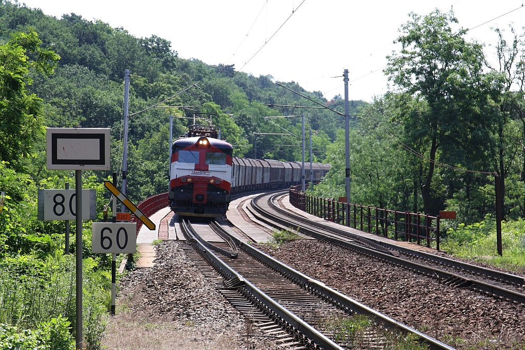 TLSSK 242 284-8 auf der  Roten Brücke  bei der Haltestelle Bratislava Zelezna Studienka am 16.Juni 2018.