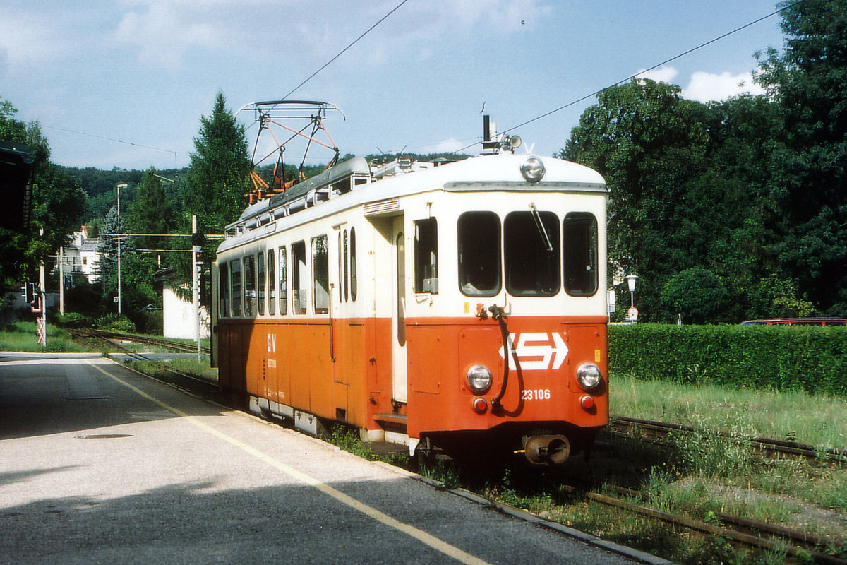 TL/TB/Stern & Hafferl: Die drei TB BDe 4/4 3 bis 5 wurden 1954/55 für die Jorat-Linie Lausanne-Moudon der TL als CFZe 4/4 191 bis 193 beschafft. Nach der Einstellung ihrer Stammstrecke in der Westschweiz, gelangten sie in die Ostschweiz zur TB, wo sie von 1964-1977 im Einsatz standen. Als sie die neuen BDe 4/8 21-25 verdrängten, wurden zwei Fahrzeuge 1978 nach Österreich an Stern und Hafferl verkauft, wo sie auf der Traunseebahn zwischen Vorchdorf und Gmunden im Einsatz standen. Nach der Inbetetriebnahme von neuen Fahrzeugen hat man für sie auch in Österreich keine Verwendung mehr. Im Sommer 2004 konnte der GV Triebwagen 23106, ehemals TL, TB bei Gmunden noch im planmässigen Einsatz fotografiert werden.
Foto: Walter Ruetsch  