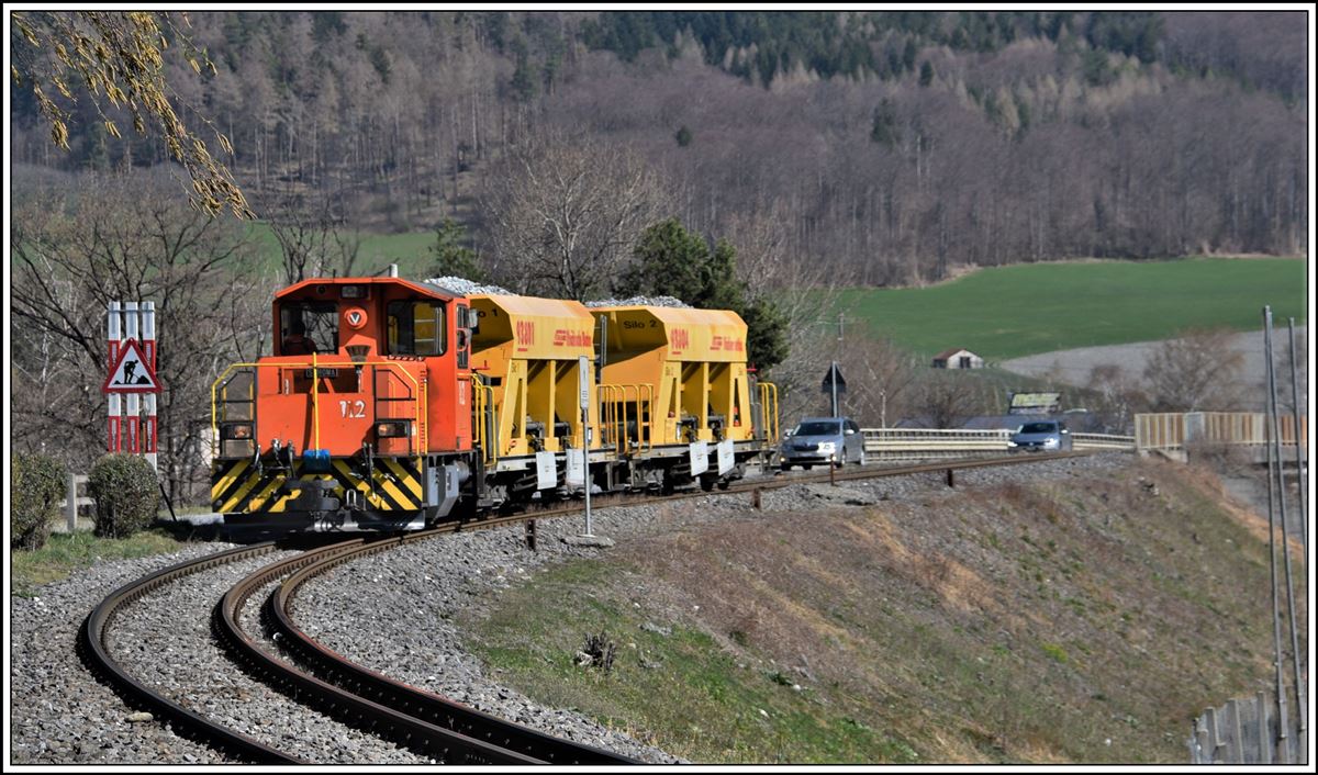 Tm 2/2 112 fährt mit zwei beladenen Schotterwagen Xac-1 93804 und 93801 vom Kiswerk Untervaz zum Bahnhof Untervaz-Trimmis zurück. (24.03.2020)
