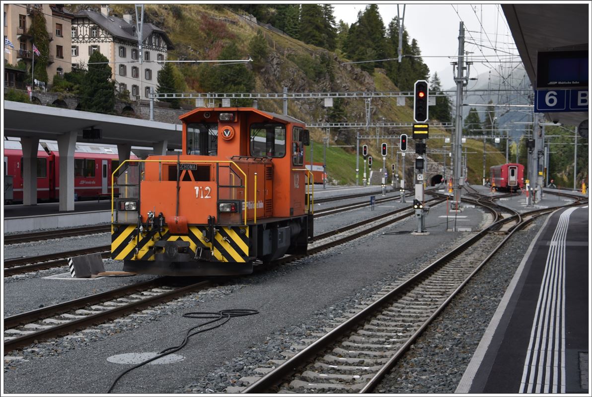 Tm 2/2 112 im neu gebauten Bahnhof von St.Moritz. (12.09.2017)