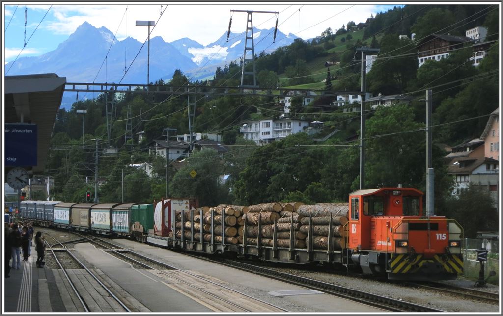 Tm 2/2 115 stellt in Ilanz einen beachtlichen Gterzug zusammen. (02.09.2013)