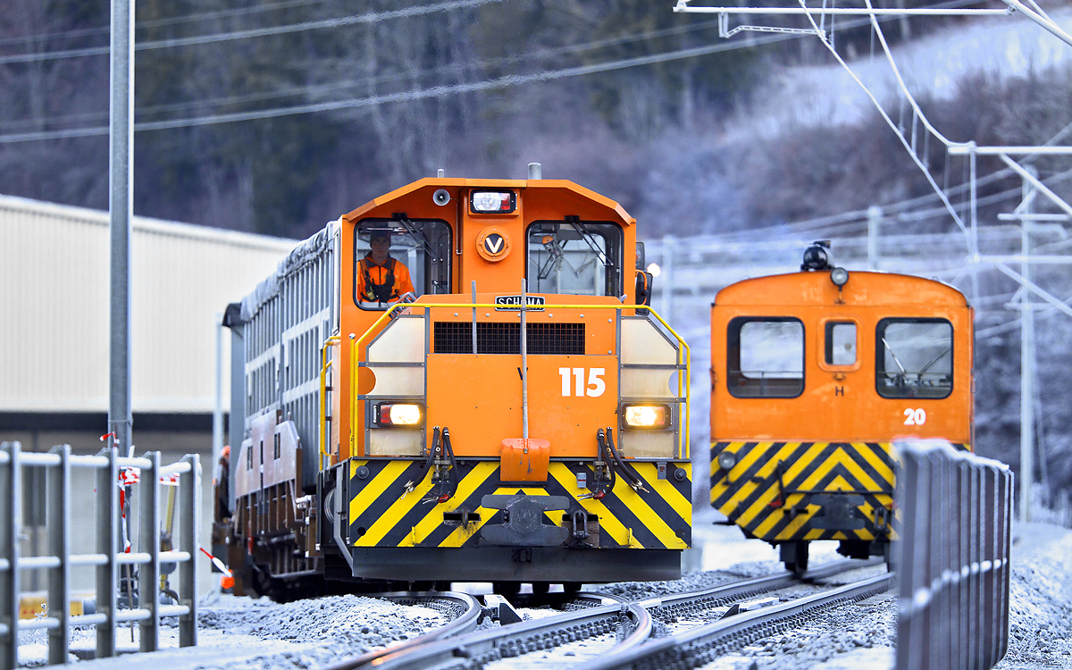 Tm 2/2 115 und die Tm 2/2 20 sind in Reun beschäftigt mit einer Zustellung.Bild Januar 2017