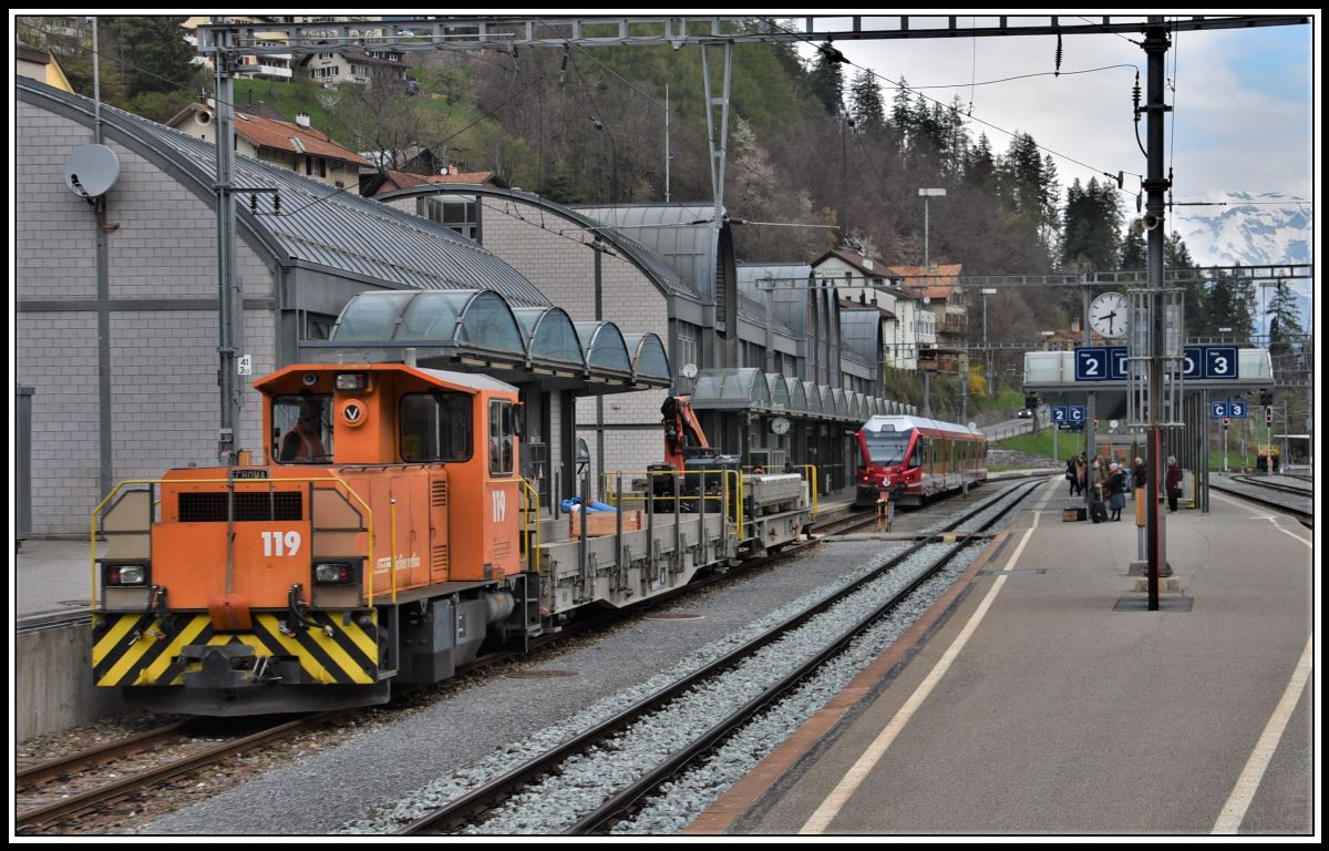 Tm 2/2 119 und dahinter die S2 nach Chur in Thusis. (17.04.2019)
