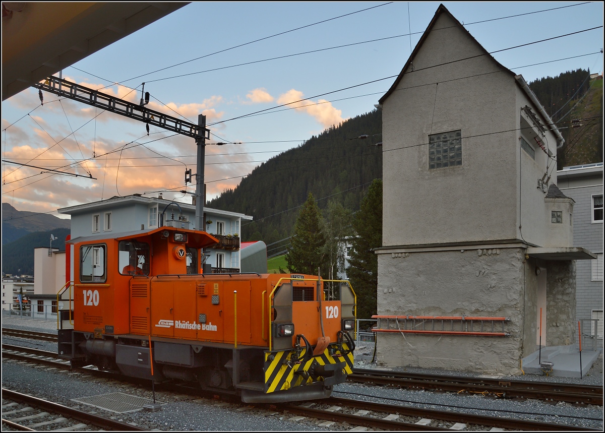 Tm 2/2 120 der RhB in Davos, gebaut 2006 von Schöma. 25 t Gewicht, 7,49 m Länge und 336 kW mittels dieselhydraulischer Kraftübertragung. August 2015.