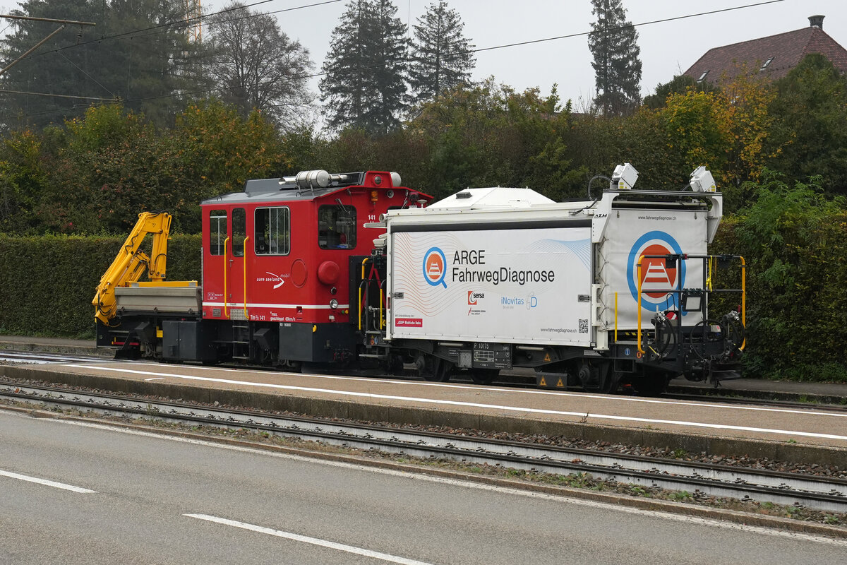 Tm 2/2 141 mit dem ARGE Fahrweg Diagnose-Zug in Riedholz am 20. Oktober 2022.
Ein sehr seltener Dienstzug bei Aare Seeland mobil.
Foto: Walter Ruetsch