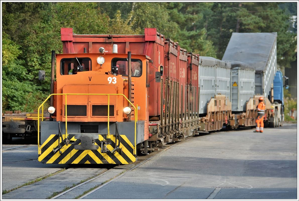 Tm 2/2 22 beim Bereitstellen von Abfallcontainern in Untervaz-Trimmis. (04.10.2016)