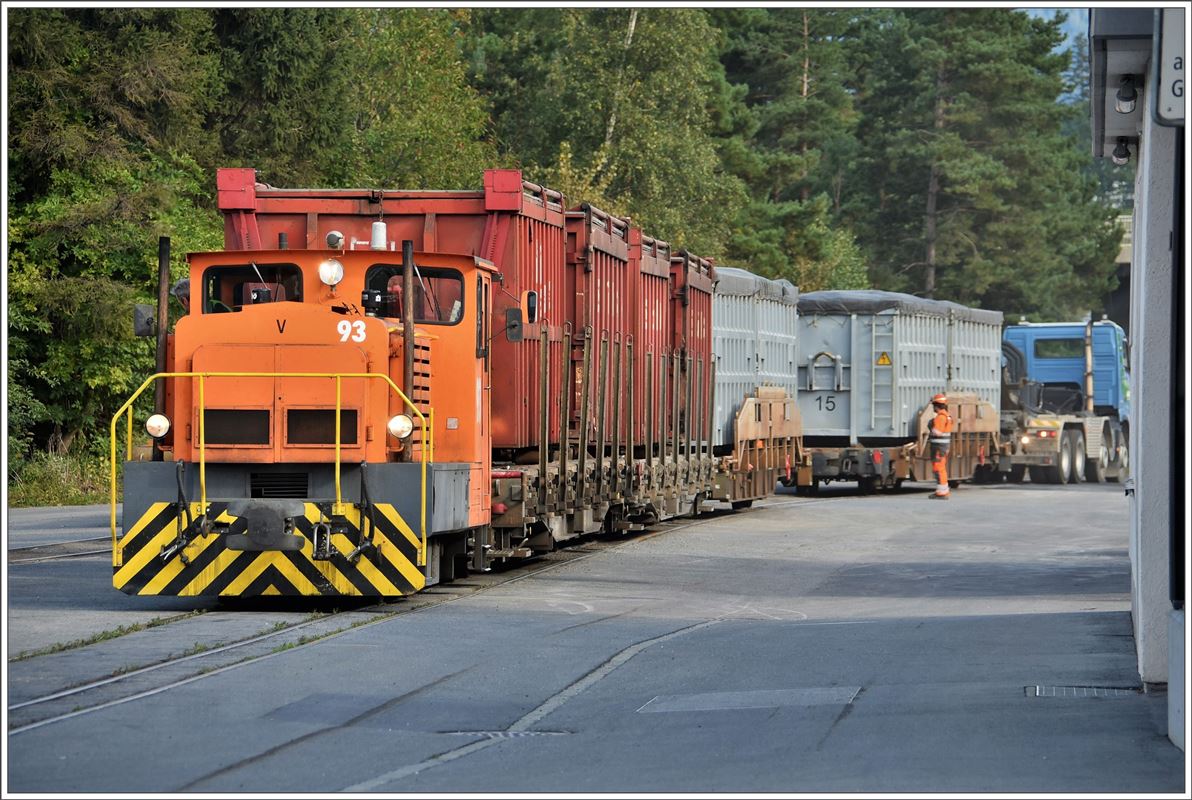 Tm 2/2 22 beim Bereitstellen von Abfallcontainern in Untervaz-Trimmis. (04.10.2016)
