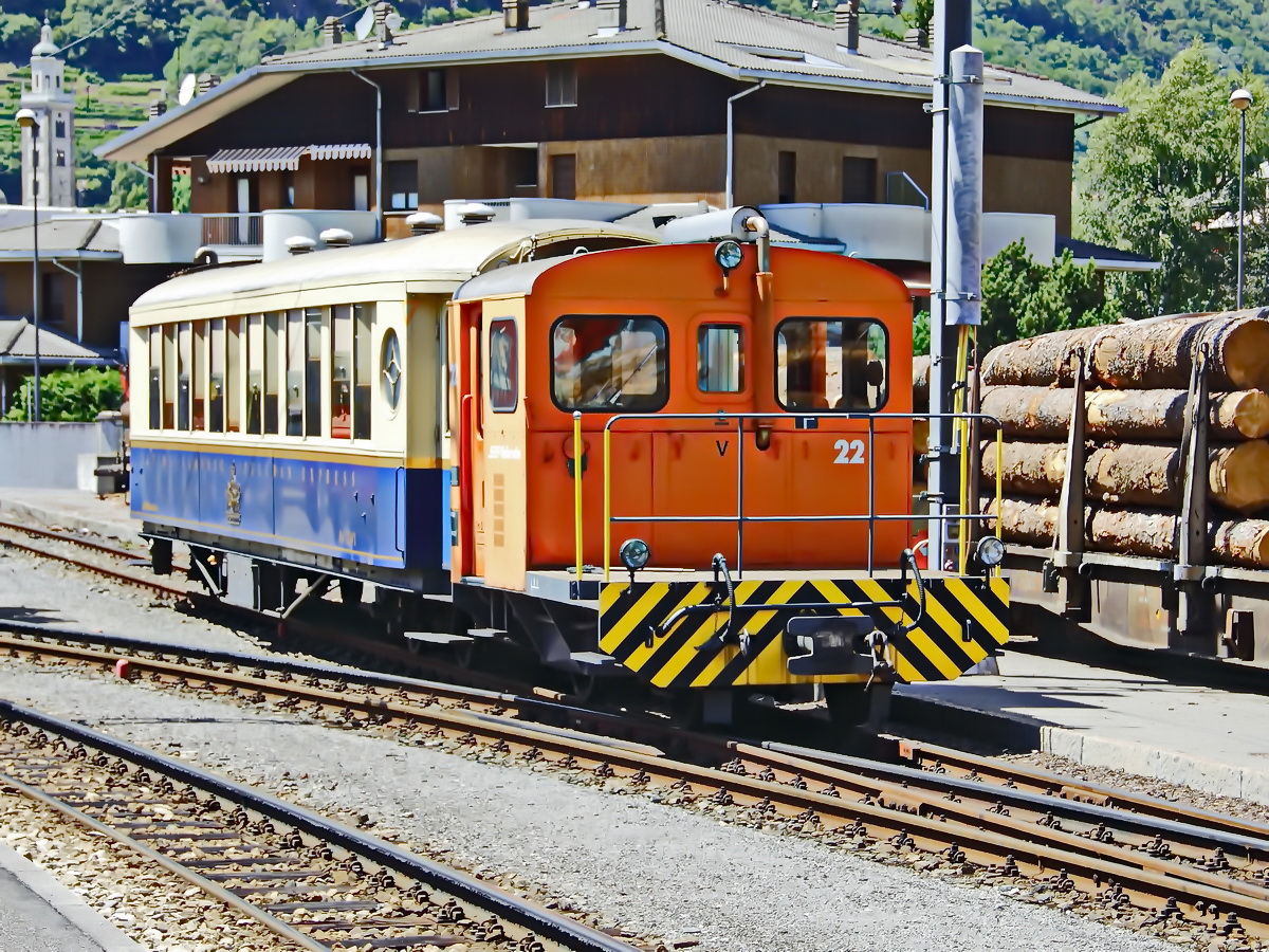 Tm 2/2 22 rangiert den Pullmann Wagen für den Zug von Tirano nach St. Moritz am 30. Juni 2018.