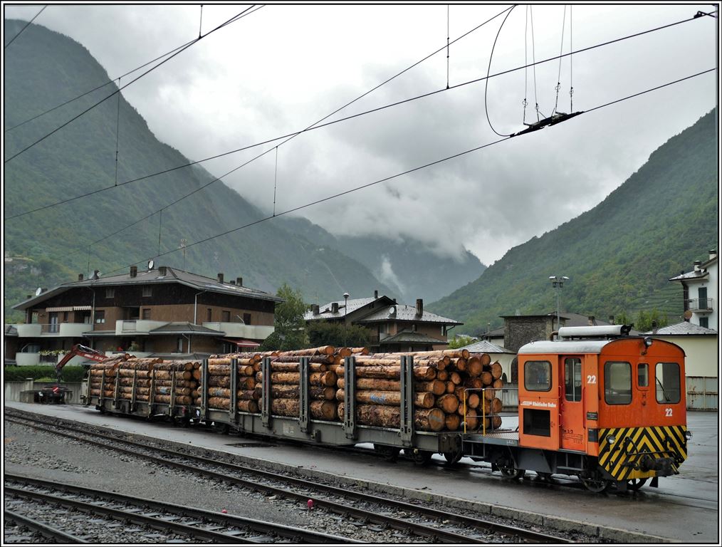 Tm 2/2 22 verschiebt in Tirano die Güterwagen im Freiverlad. (06.09.2019)