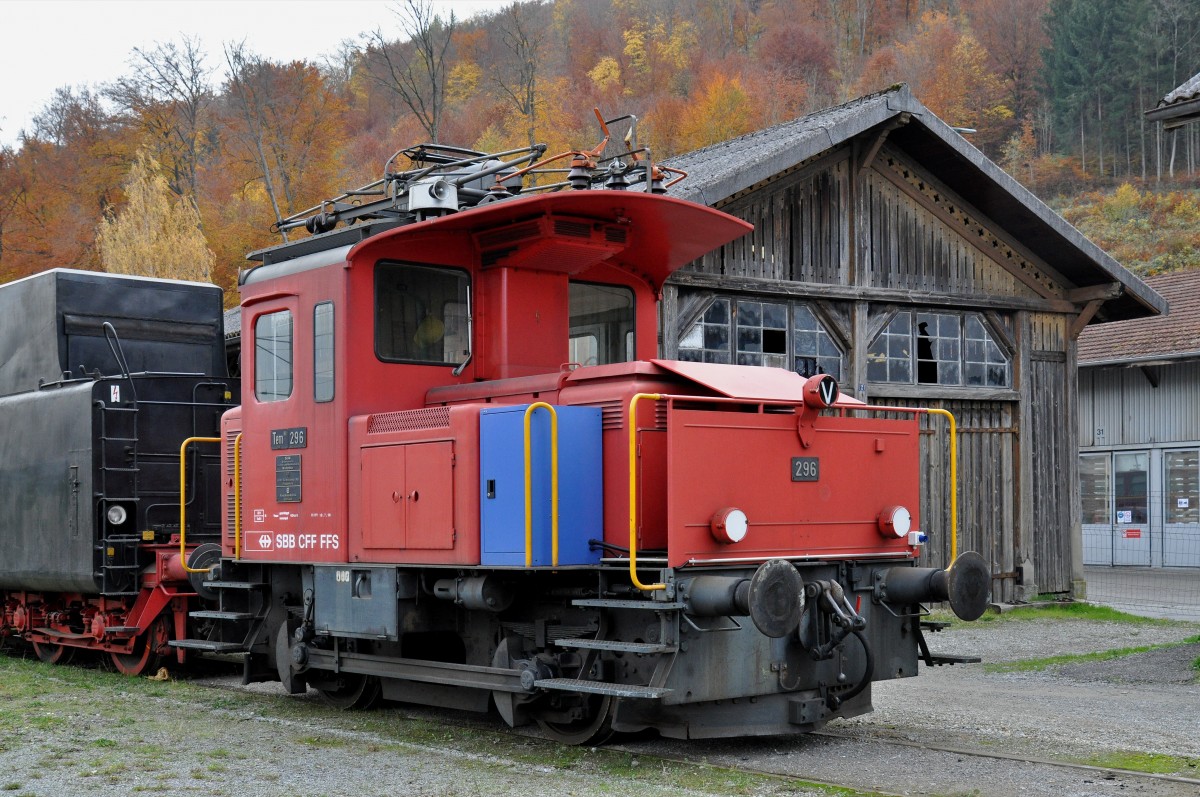 Tm 2/2 296 steht auf einem Nebengleis beim Bahnhof Sissach. Die Aufnahme stammt vom 30.10.2015.