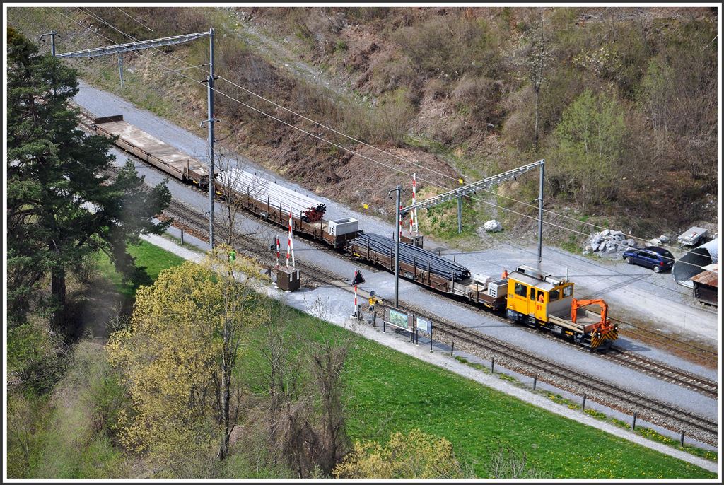 Tm 2/2 81 bewegt sich nicht signalmässig auf die gesperrte Strecke und somit bleibt auch die Schranke in Trin offen. (20.04.2015)
