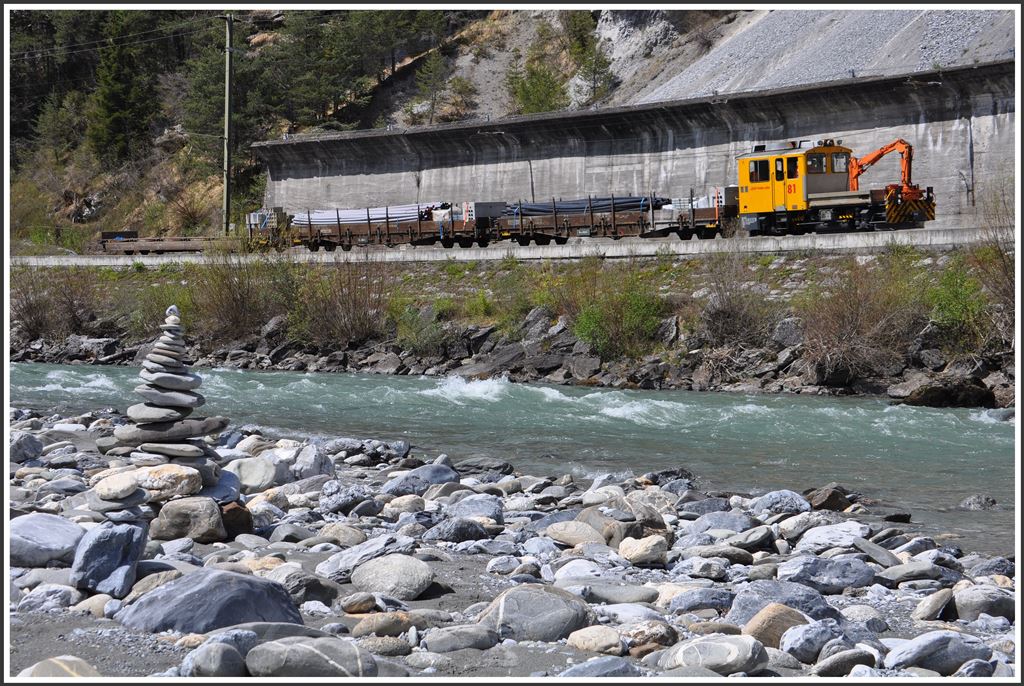 Tm 2/2 81 kommt zurück nach Trin dem Vorderrhein entlang. Ein Wagen ist abgeladen. (20.04.2015)