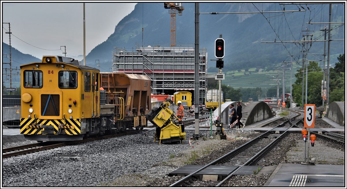 Tm 2/2 84 mit Schotterwagen auf der neuen Brücke über die Landquart, die einerseits die Doppelspur Richtung Malans aufnimmt und andererseits als Zufahrt zum neuen Bahndienstzentrum dient. (29.08.2019)