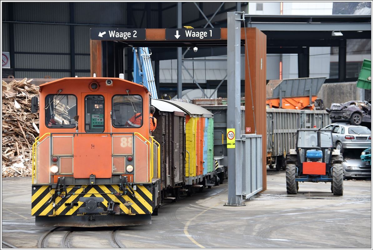 Tm 2/2 88 rangiert Schmalspurwagen und mit dem Kupplungswagen gleichzeitig normalspurige Wagen bei A&M Recycling in Untervaz-Trimmis. (31.01.2017)