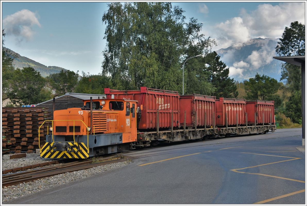 Tm 2/2 93 mit Abfallcontainern in Untervaz-Trimmis. (05.10.2016)