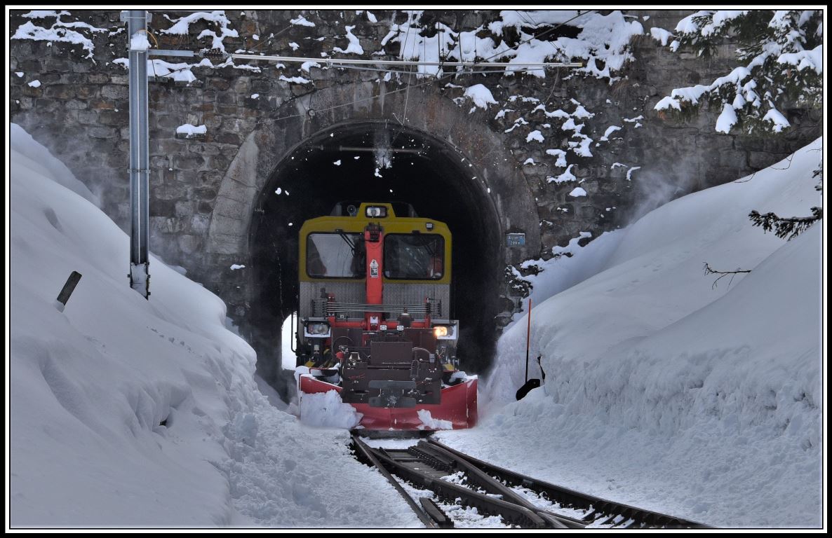 Tm 2/2 95 mit Spurpfkug Xk9141 verschwindet im Arosatunnel Richtung Chur Sand. (18.03.2019)
