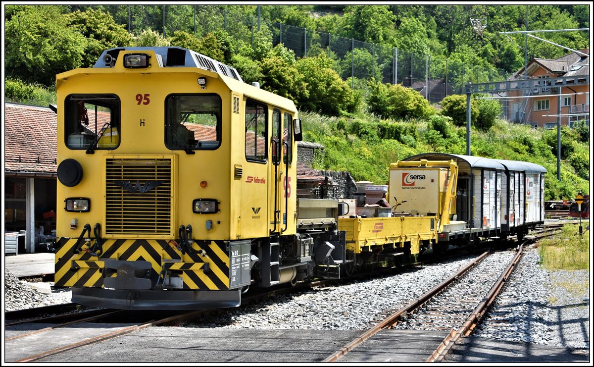 Tm 2/2 95 mit Wagen der Gleisbaufirma Sersa im Depot Chur Sand. (30.05.2020)