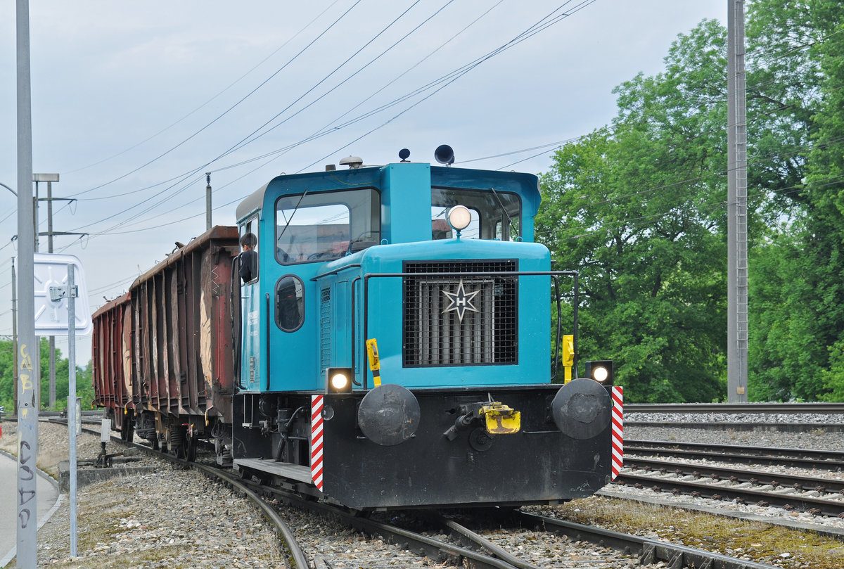 Tm 2/2 der Firma Thommen rangiert auf einem Nebengleis beim Bahnhof Kaiseraugst. Die Aufnahme stammt vom 18.05.2017.