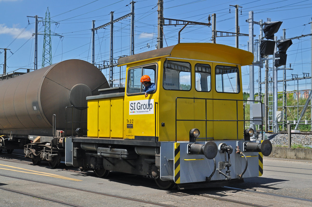 Tm 2/2 der SI Group, rangiert beim Bahnhof Pratteln. Die Aufnahme stammt vom 04.07.2016.