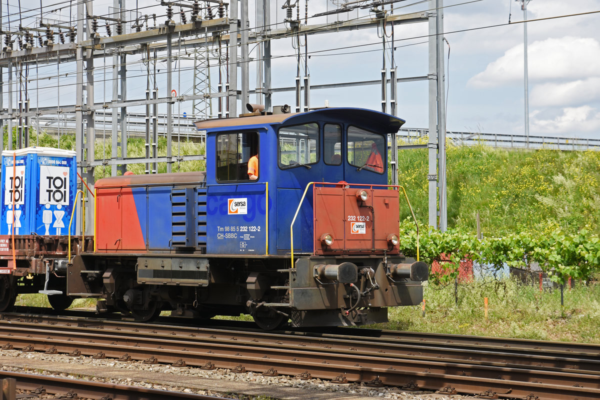 Tm 232 122-2 von SERSA (ex SBB Cargo) rangiert beim Bahnhof Muttenz. Die Aufnahme stammt vom 10.05.2020.