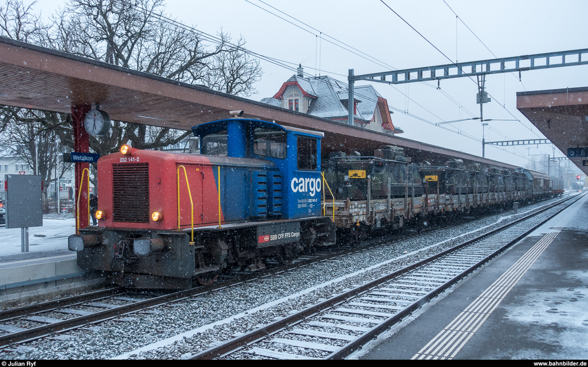 Tm 232 141 rangiert am 26. Februar 2018 mit einem kurzen Güterzug mit Militärtransport im Bahnhof Wetzikon.