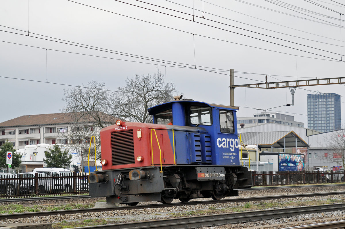 Tm 232 208-9 durchfährt den Bahnhof Pratteln. Die Aufnahme stammt vom 20.02.2018.