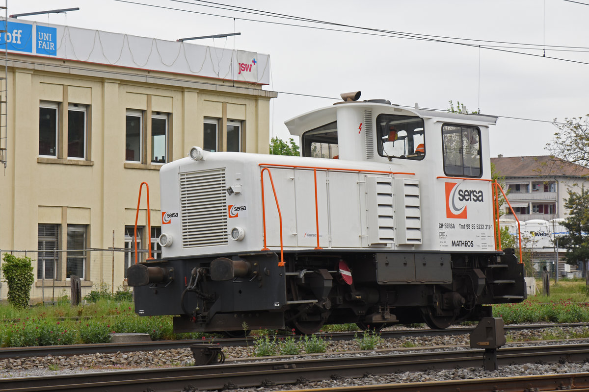 Tm 232 311-1 von SERSA durchfährt den Bahnhof Pratteln. Die Aufnahme stammt vom 21.04.2020.