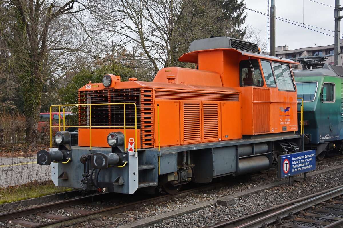 Tm 233 909-1 der EDG steht auf einem Abstellgleis beim Bahnhof Rheinfelden. Die Aufnahme stammt vom 23.01.2022.