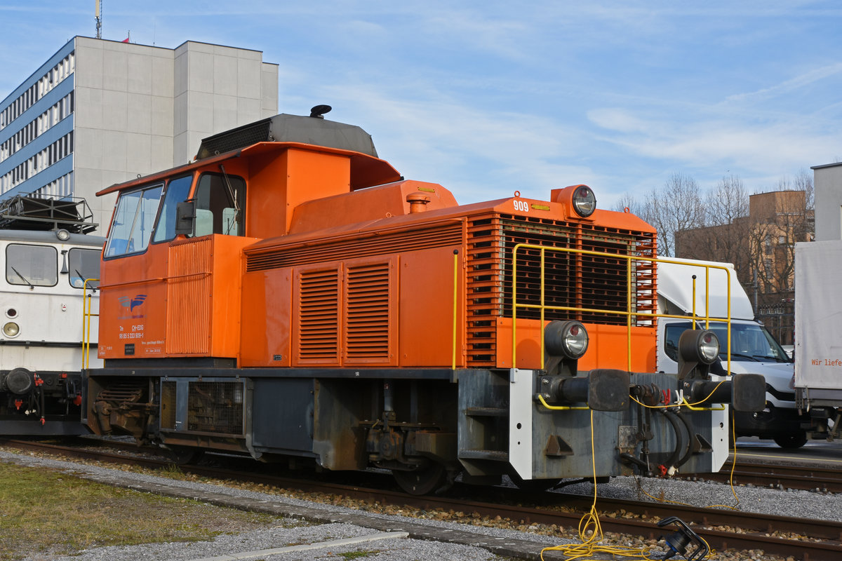 Tm 233 909-1 steht auf einem Abstellgleis beim Basler Rheinhafen. Die Aufnahme stammt vom 31.12.2019.